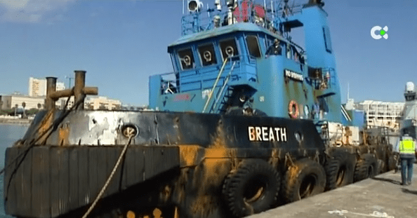 Imagen del remolcador a su llegada a la Base Naval (Foto RTVC)